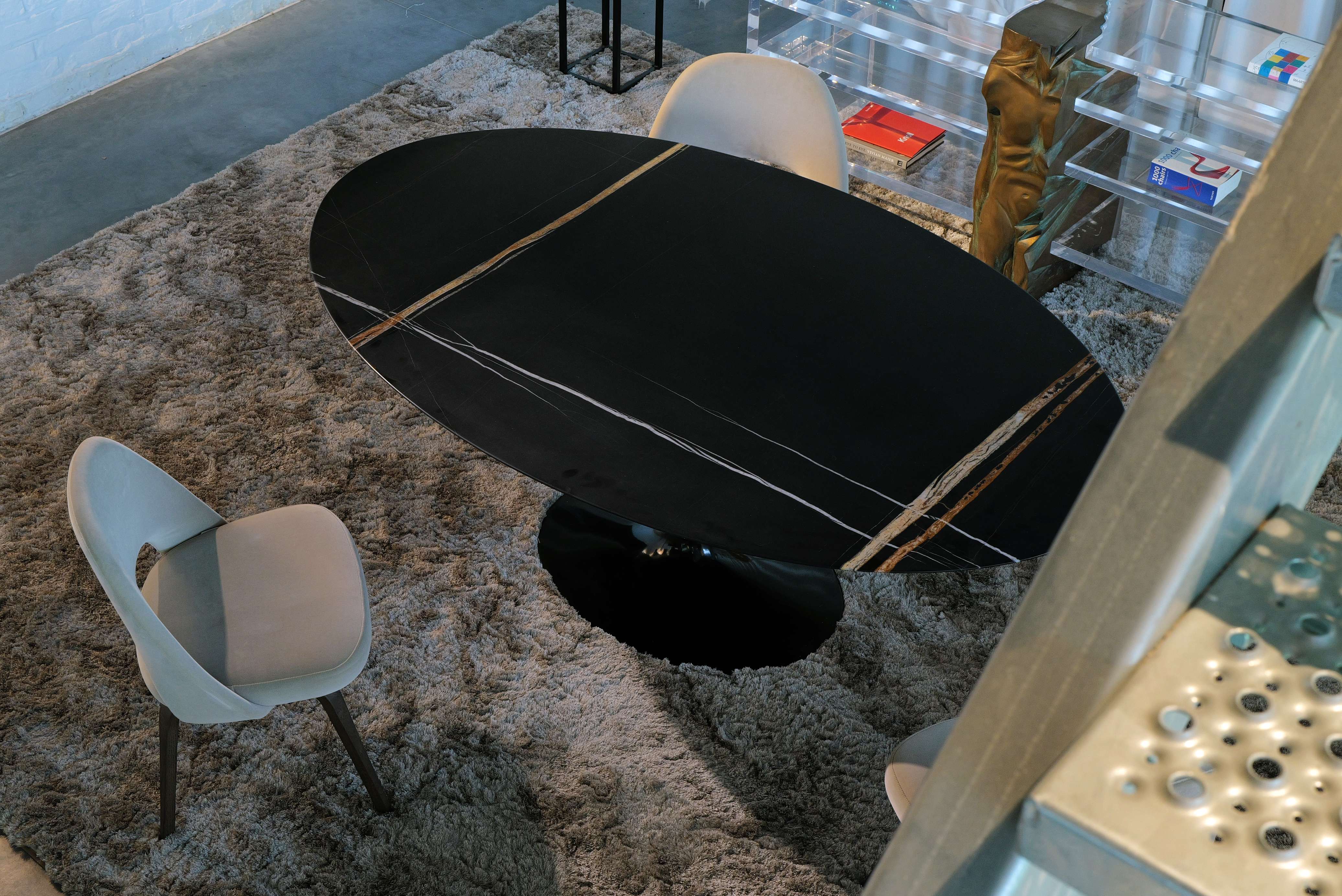 Oval Knoll tulip table in black "Sahara Noir" marble by Eero Saarinen for knoll