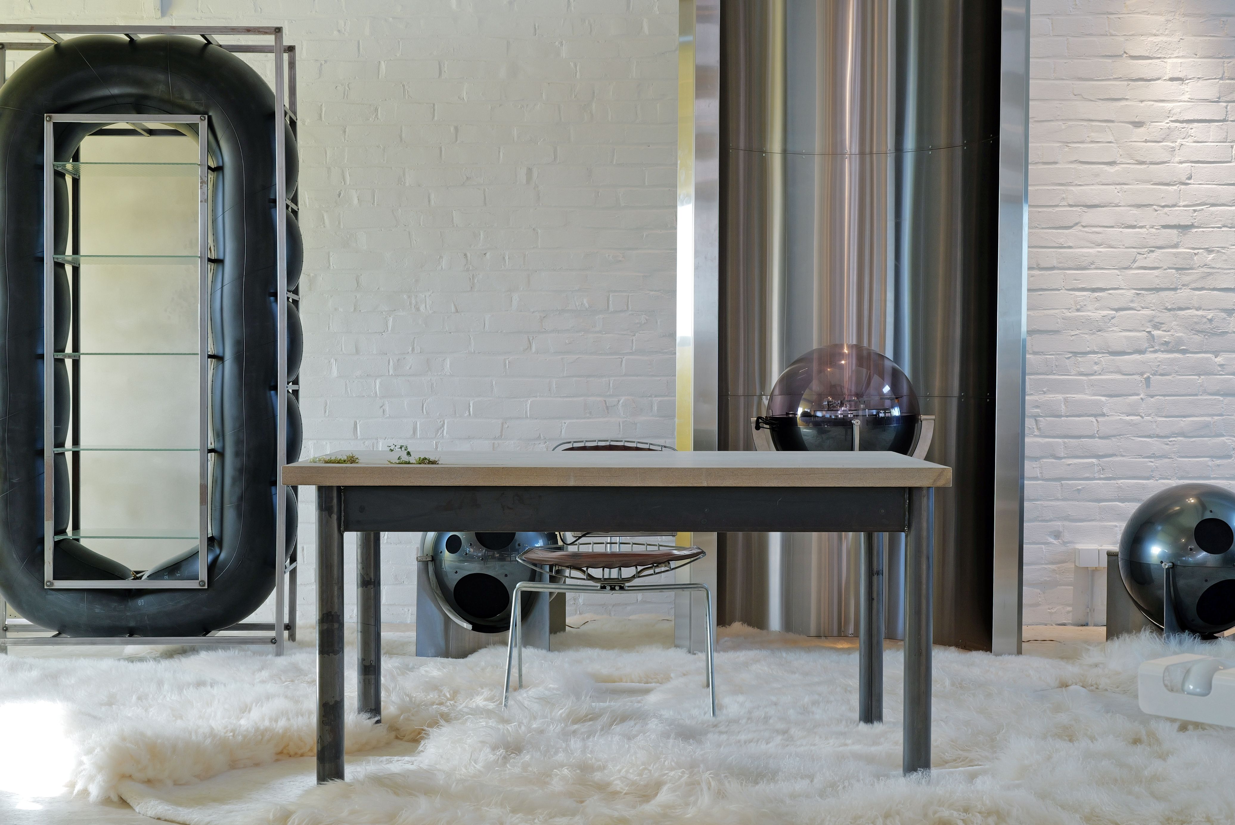 Amazonas Desk van Wolfgang Laubersheimer voor Pentagon, 1988