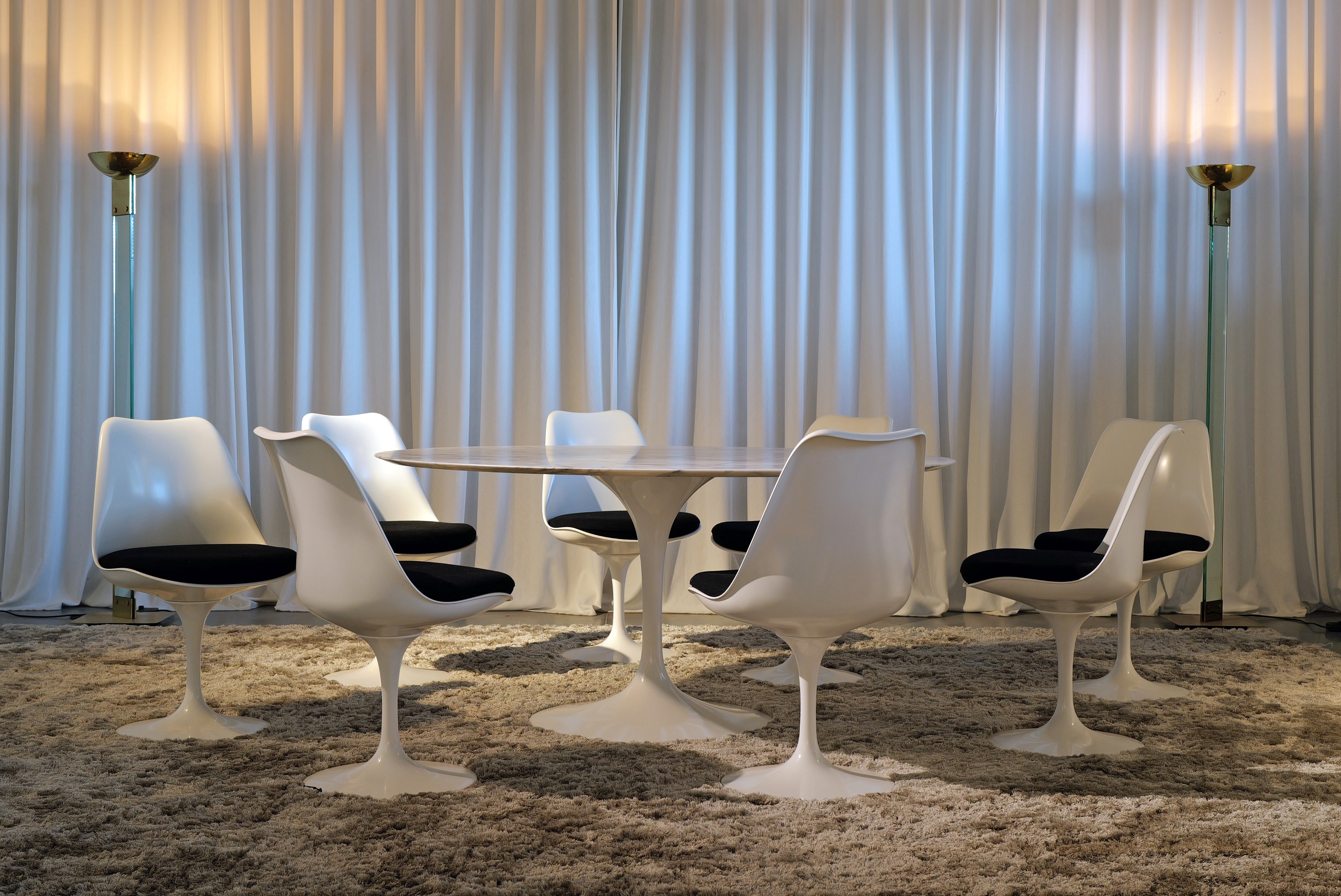 Set van 8 tulip stoelen door Eero Saarinen voor knoll international