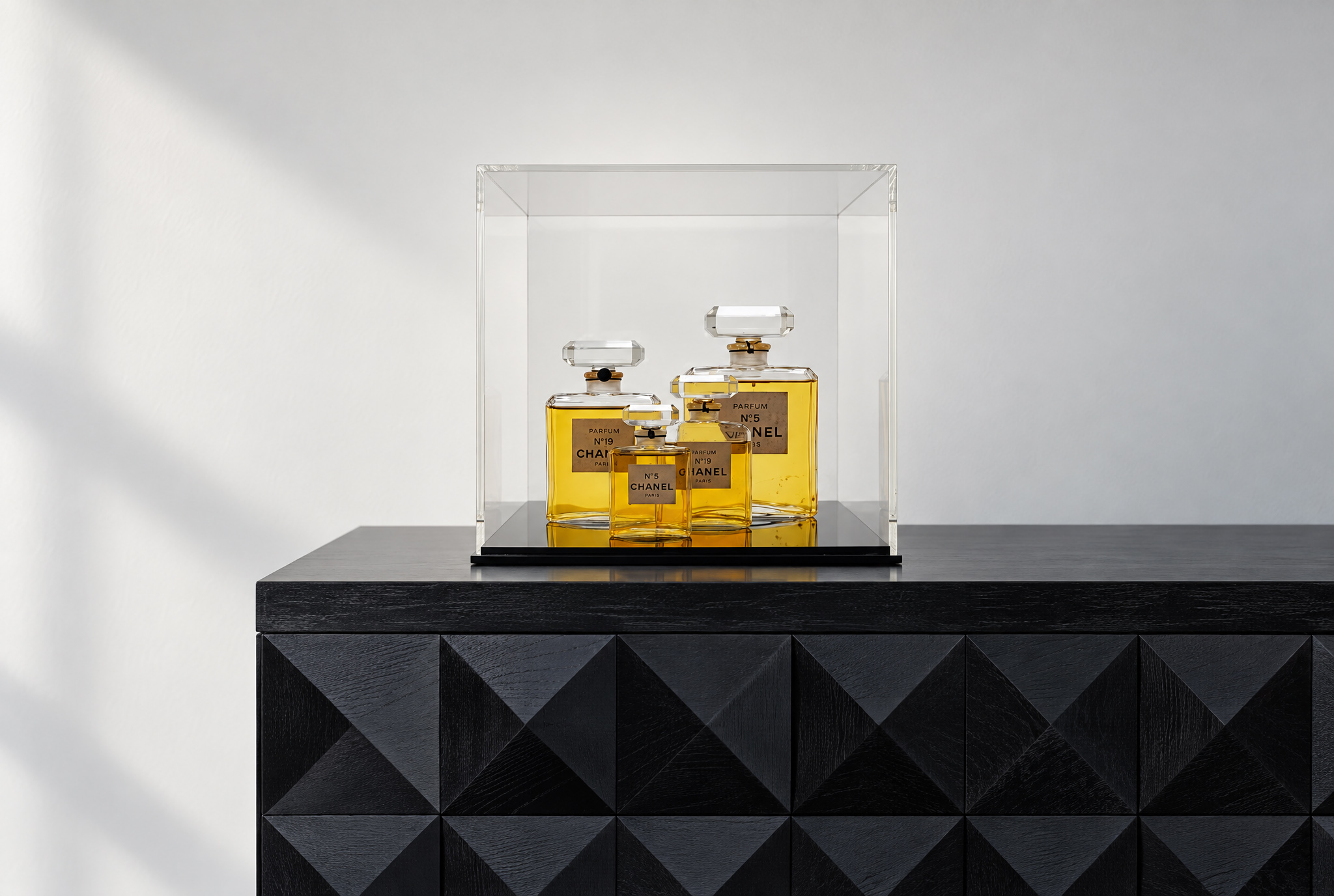 Vintage Chanel parfumflacons in plexi vitrine, 1980s